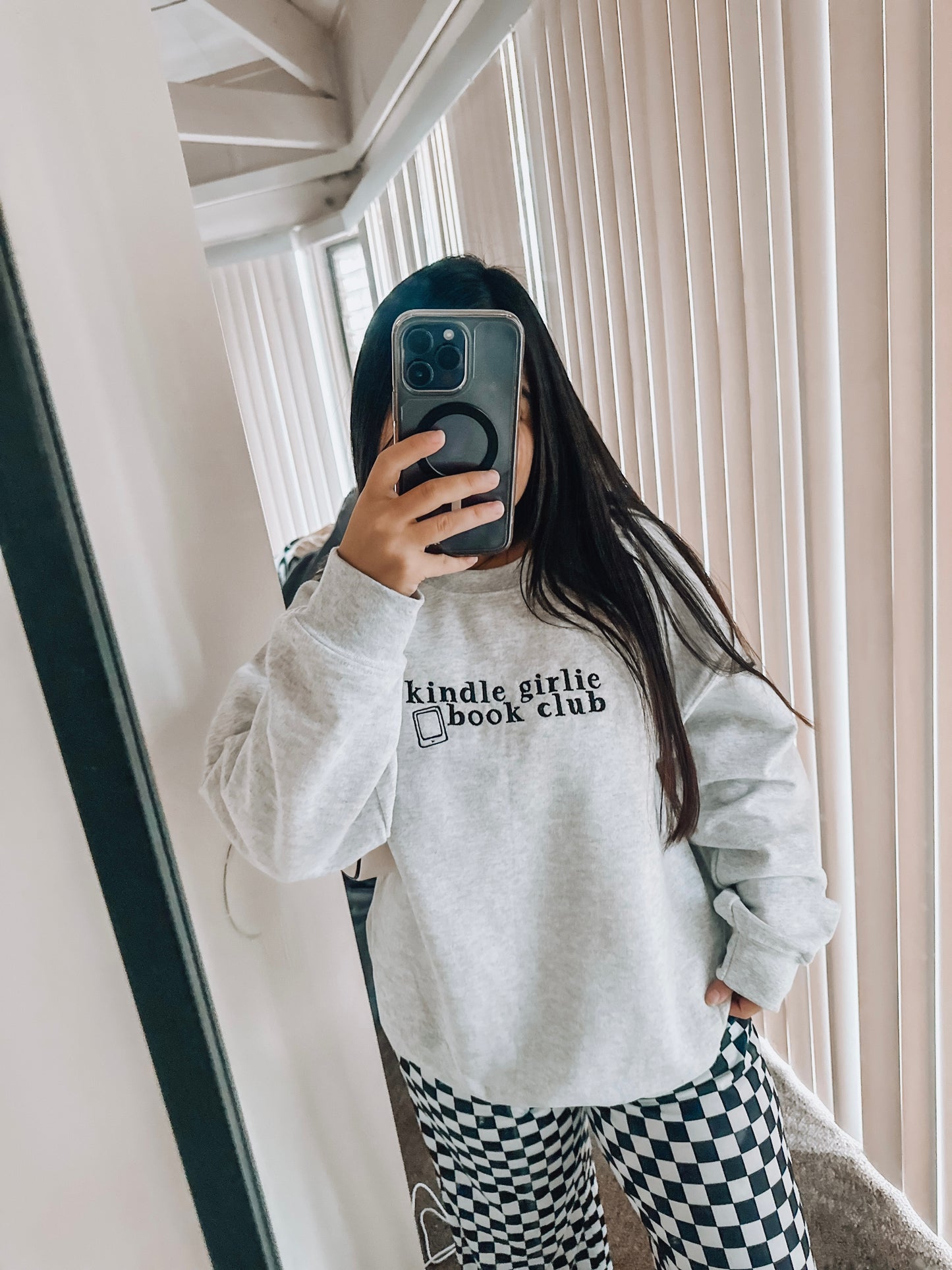 Kindle girlie embroidered crewneck
